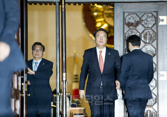 9일 박근혜 대통령 탄핵소추안이 국회 본회의에서 재적의원 300명 중 299명이 참여해 찬성 234표, 반대 56표, 무효 7표, 기권 2표로 가결됐다. 이날 정진석 새누리당 원내대표와 이정현  대표가 탄핵 결정 후 본회의장을 나오고 있다. 유동일기자 eddieyou@